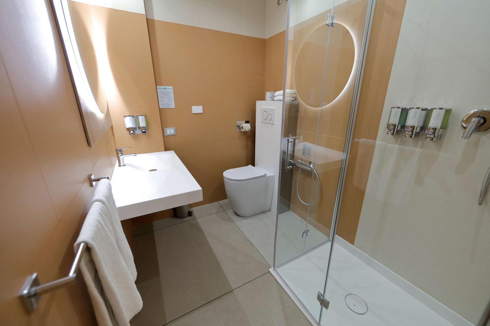 Queen Room - Accessible,1549802656:JPEG